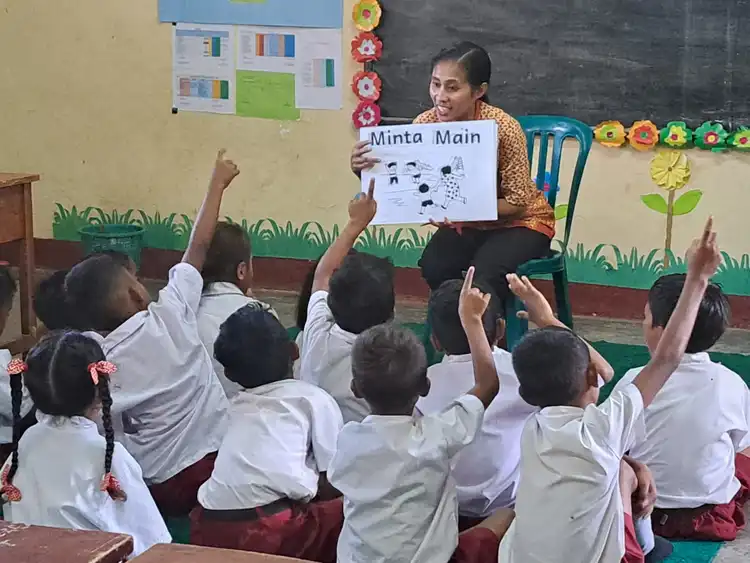 Membaca buku cerita.jpg